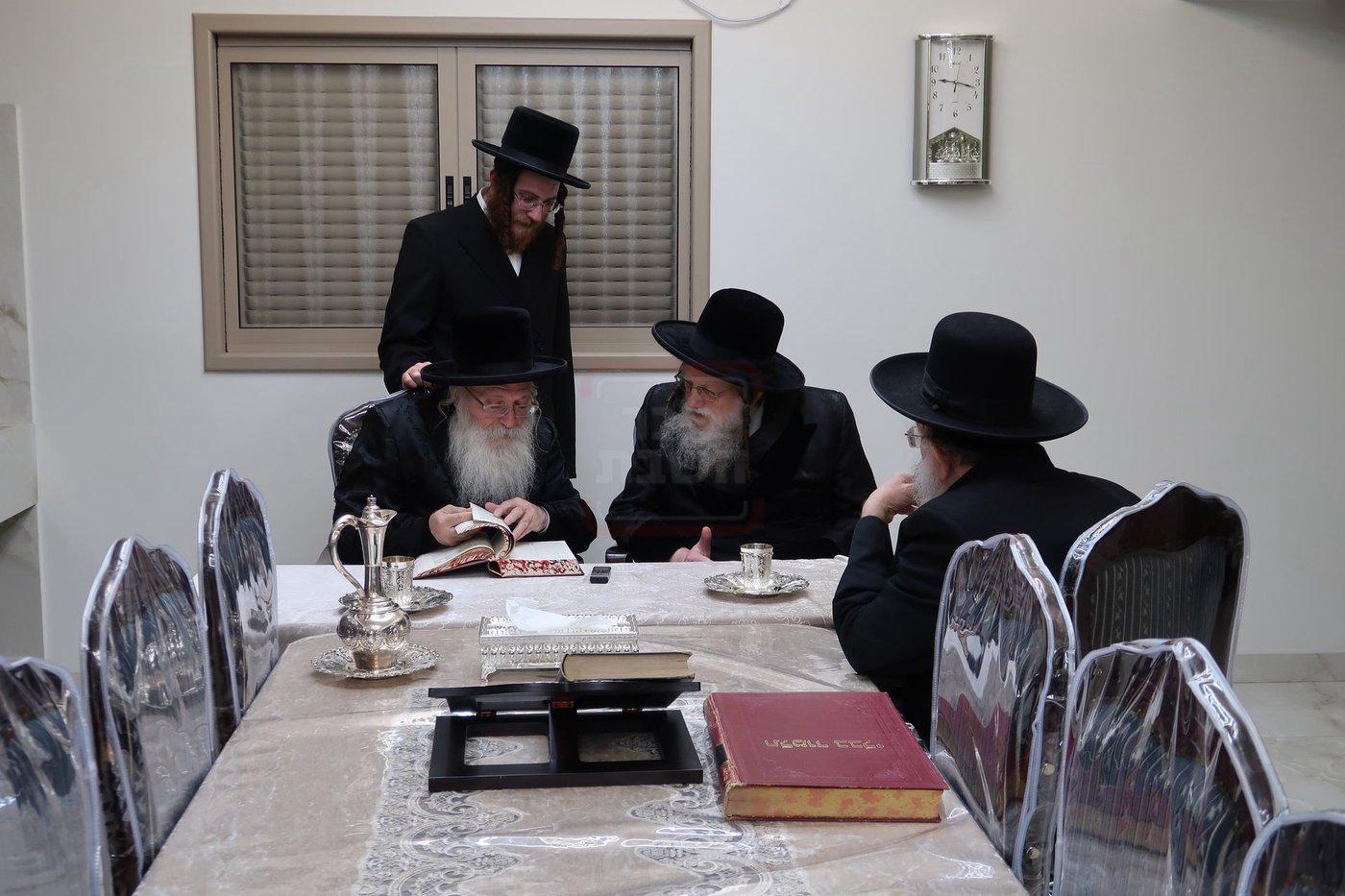 האדמו"ר ממודז'יץ בביקור אצל הגה"צ רבי אהרן טוסיג