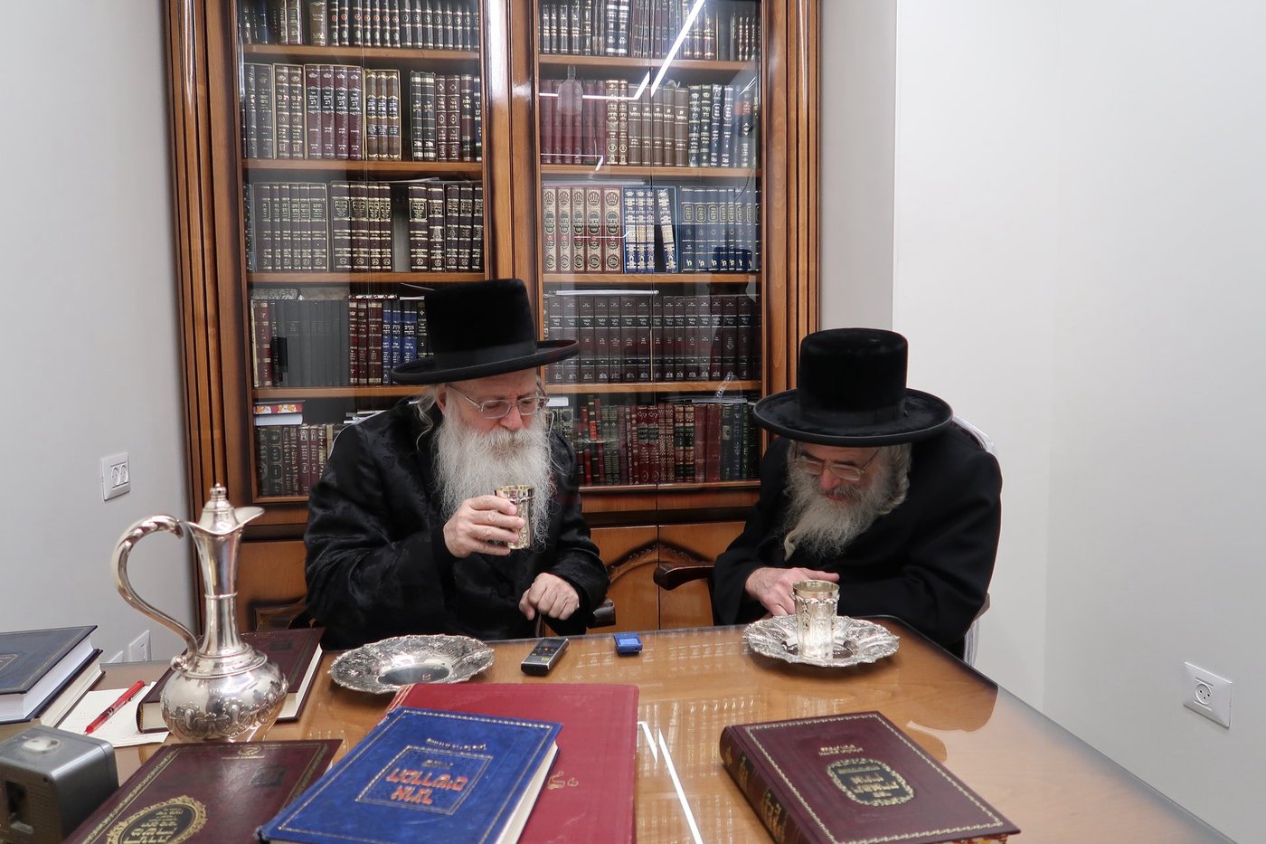 האדמו"ר מחוג חתם סופר בביקור אצל הגה"צ רבי אהרן טוסיג