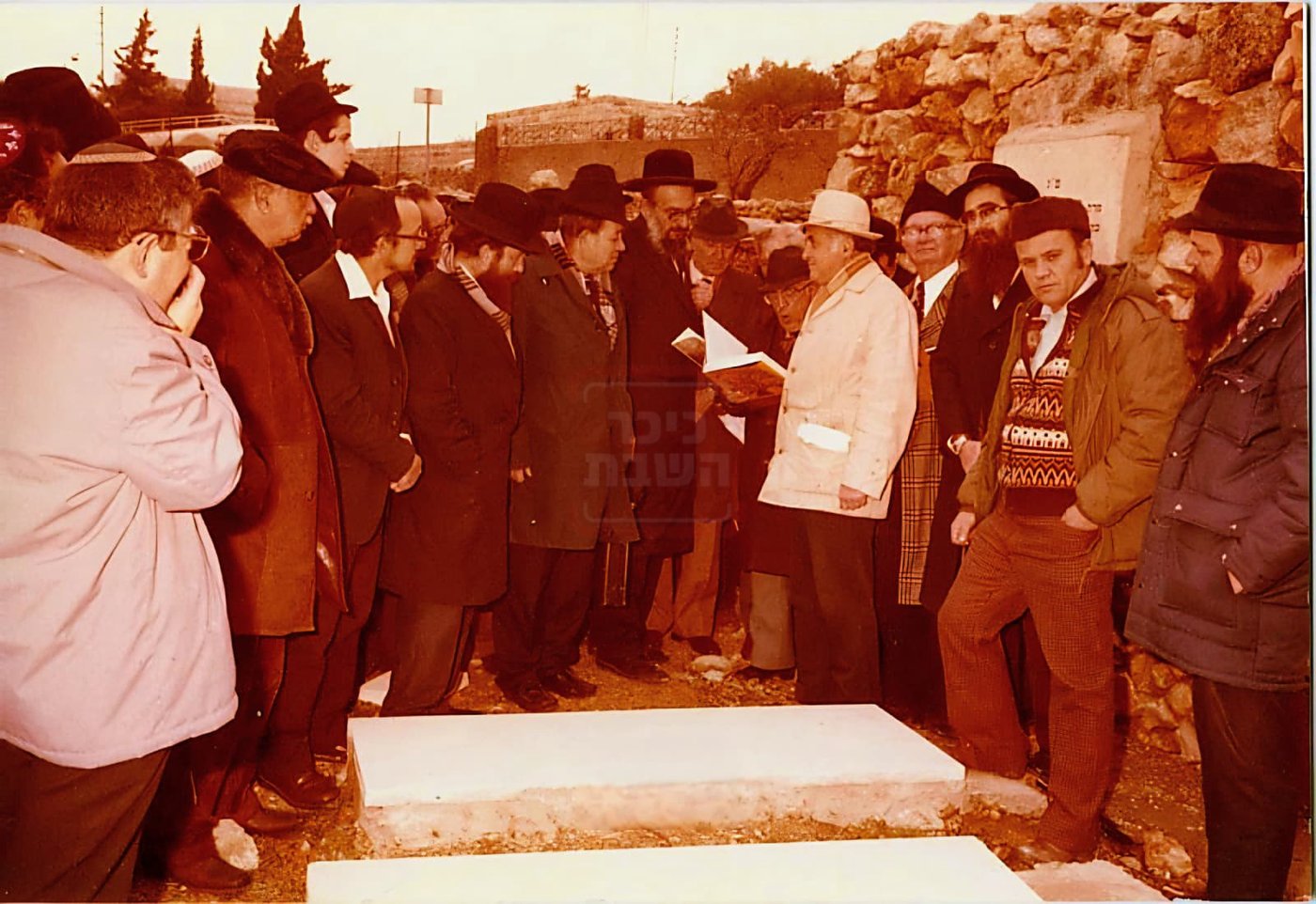 העלייה הראשונה על קבר הרבנית מנוחה רחל בשנת תשמ"ב