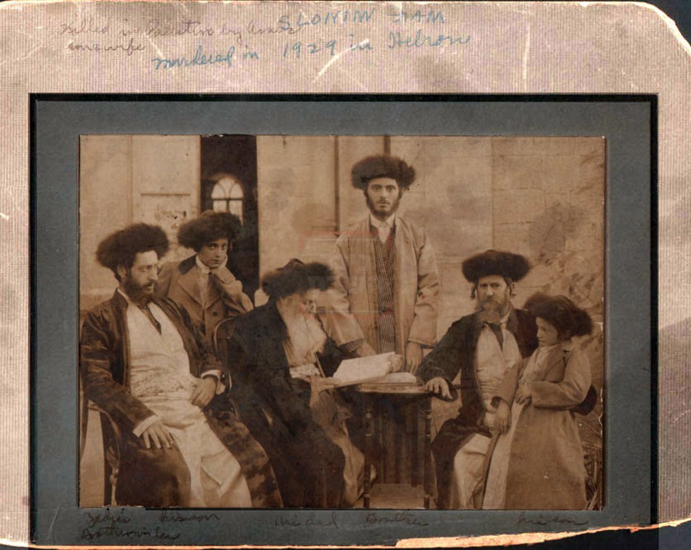 ארבעת הדורות | משפחת הרבנית הצדקנית מרת מנוחה רחל ע"ה (בעבר הרחוק כלל חסידי חב"ד חבשו שטרימל לראשם)