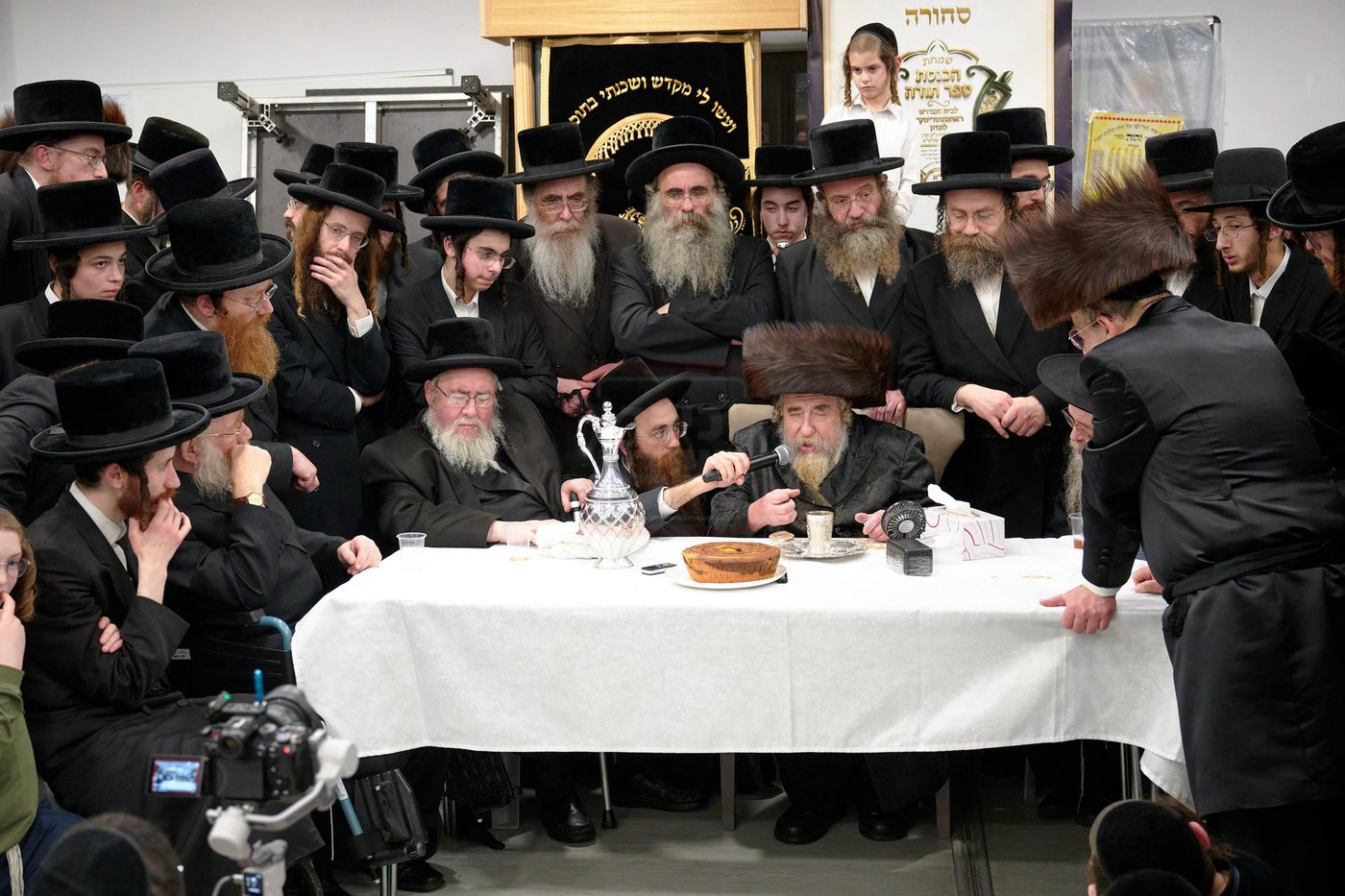 האדמו"ר מרחמסטריווקא בהכנסת ס"ת בלונדון