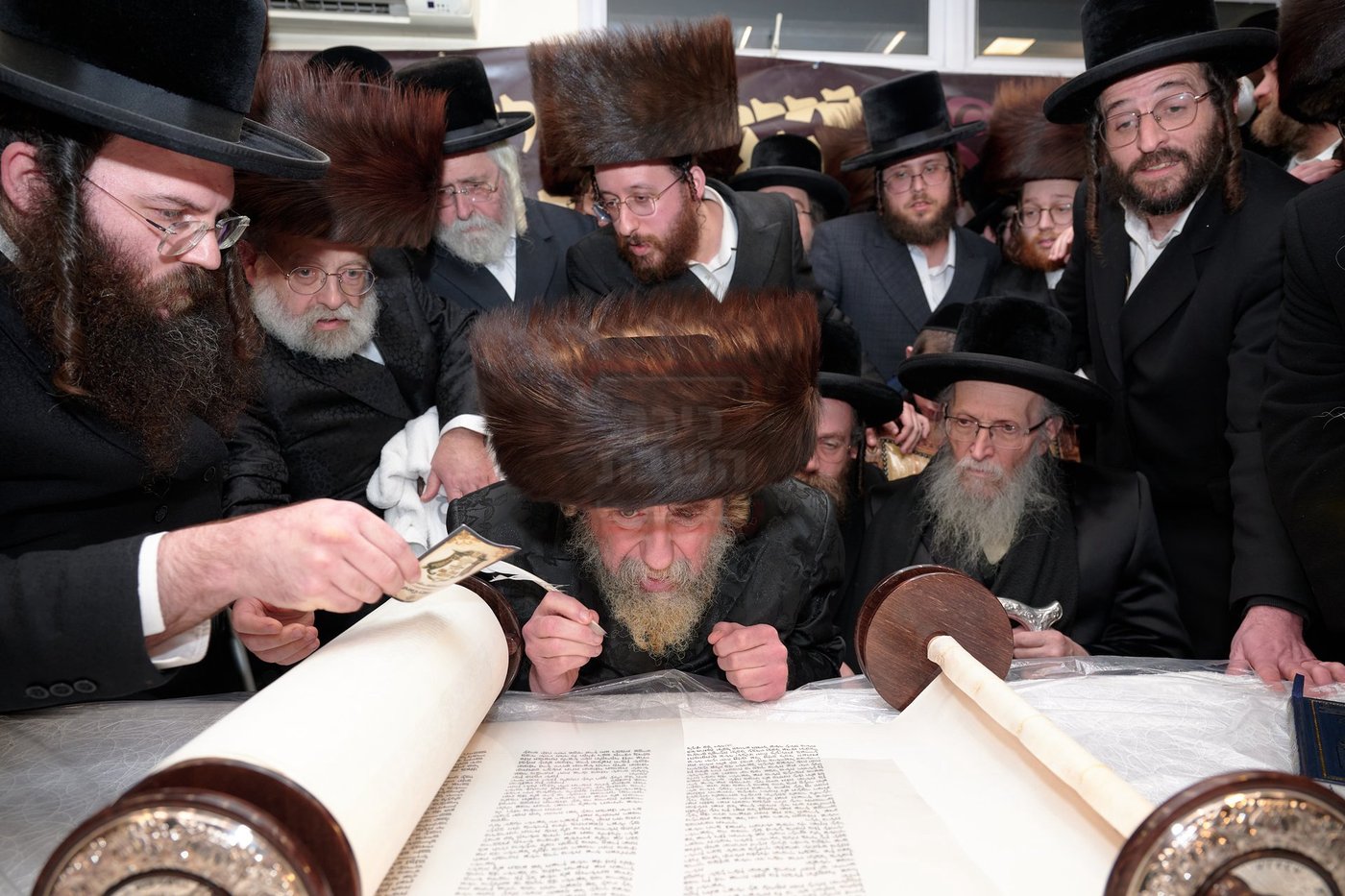 האדמו"ר מרחמסטריווקא בהכנסת ס"ת בלונדון