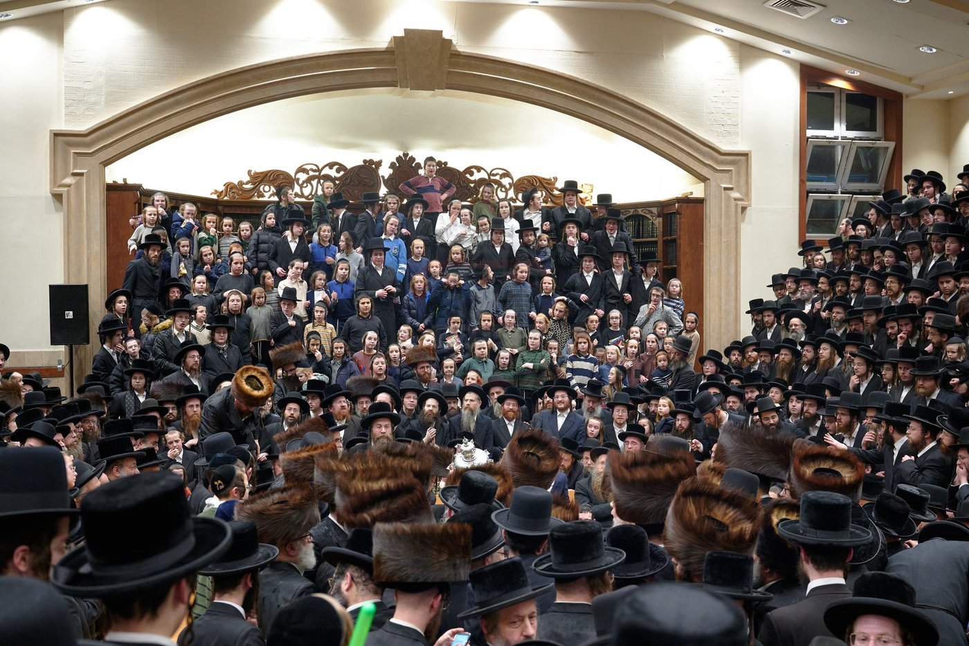 האדמו"ר מרחמסטריווקא בהכנסת ס"ת בלונדון