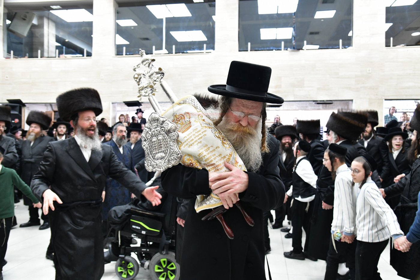הכנסת ס"ת בסערט ויז'ניץ