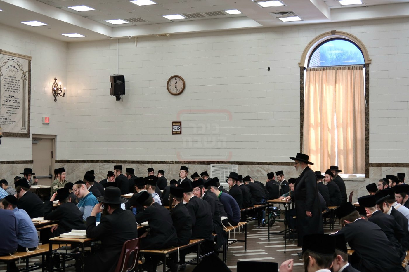 האדמו"ר מסאטמר בסיור בין ילדי החמד שחבשו קאסקט