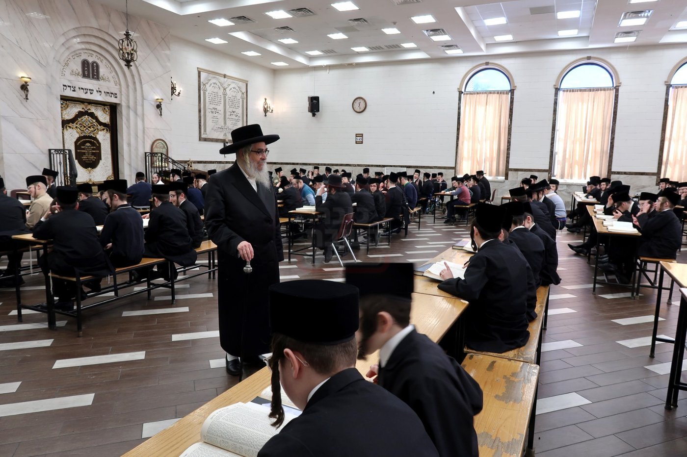 האדמו"ר מסאטמר בסיור בין ילדי החמד שחבשו קאסקט