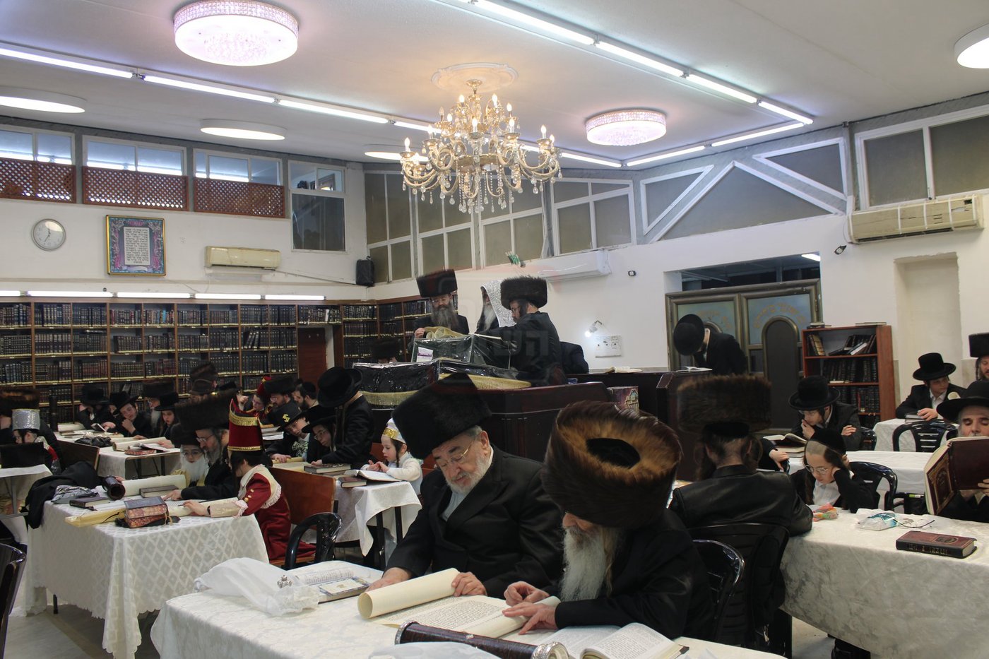 האדמו"ר מביאלה רמת אהרן בקריאת המגילה