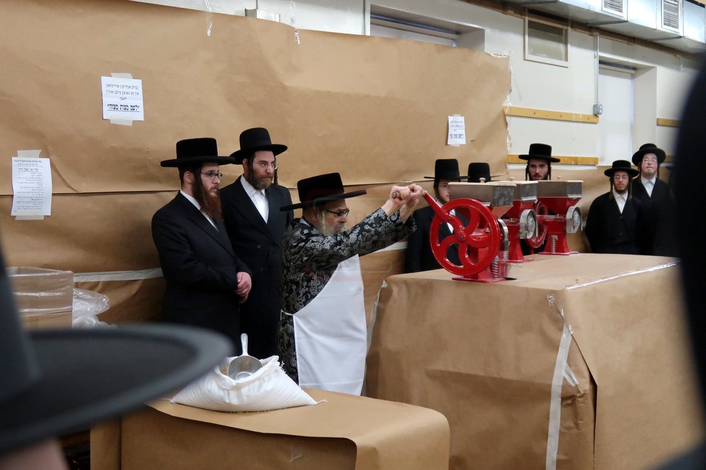 האדמו"ר מסאטמר בטחינת חיטים