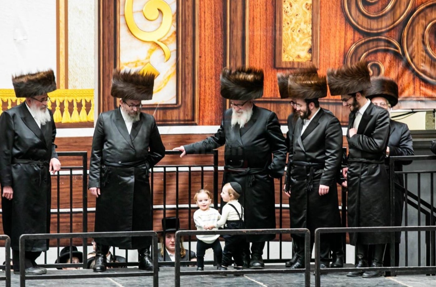 זיידל'ע חובק עולם | מהמסוק בראדומסק ועד הסוכריות בבעלזא!