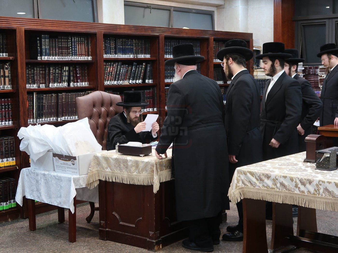 האדמו"ר מסאדיגורה בחלוקת מצות לקראת פסח