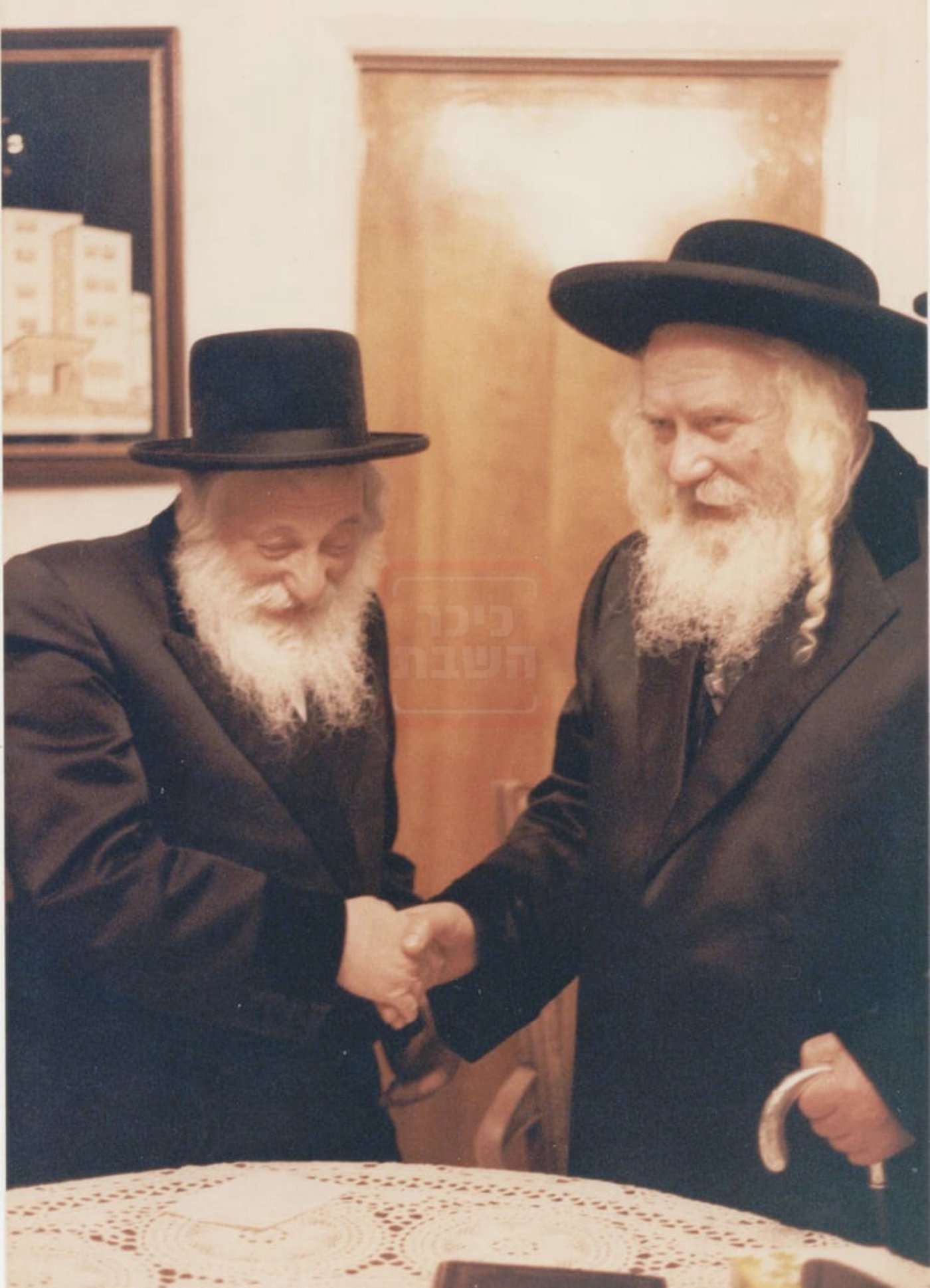 האדמו"ר מקרעטשניף זי"ע עם האדמו"ר מסקולען זצ"ל