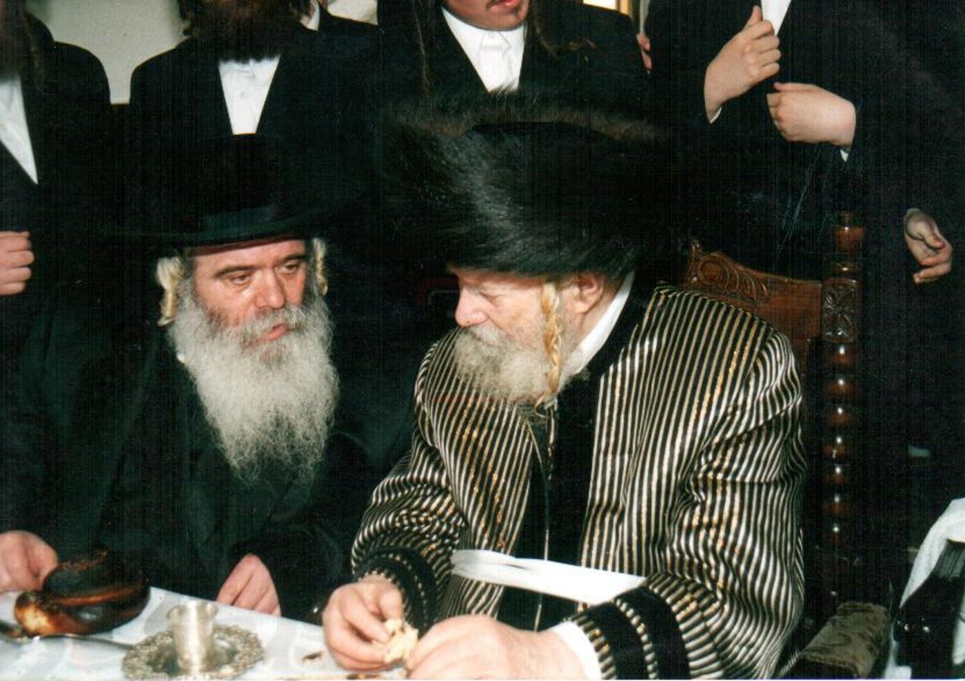 האדמו"ר מקרעטשניף זי"ע עם יבלחט"א בנו מ"מ בקודש