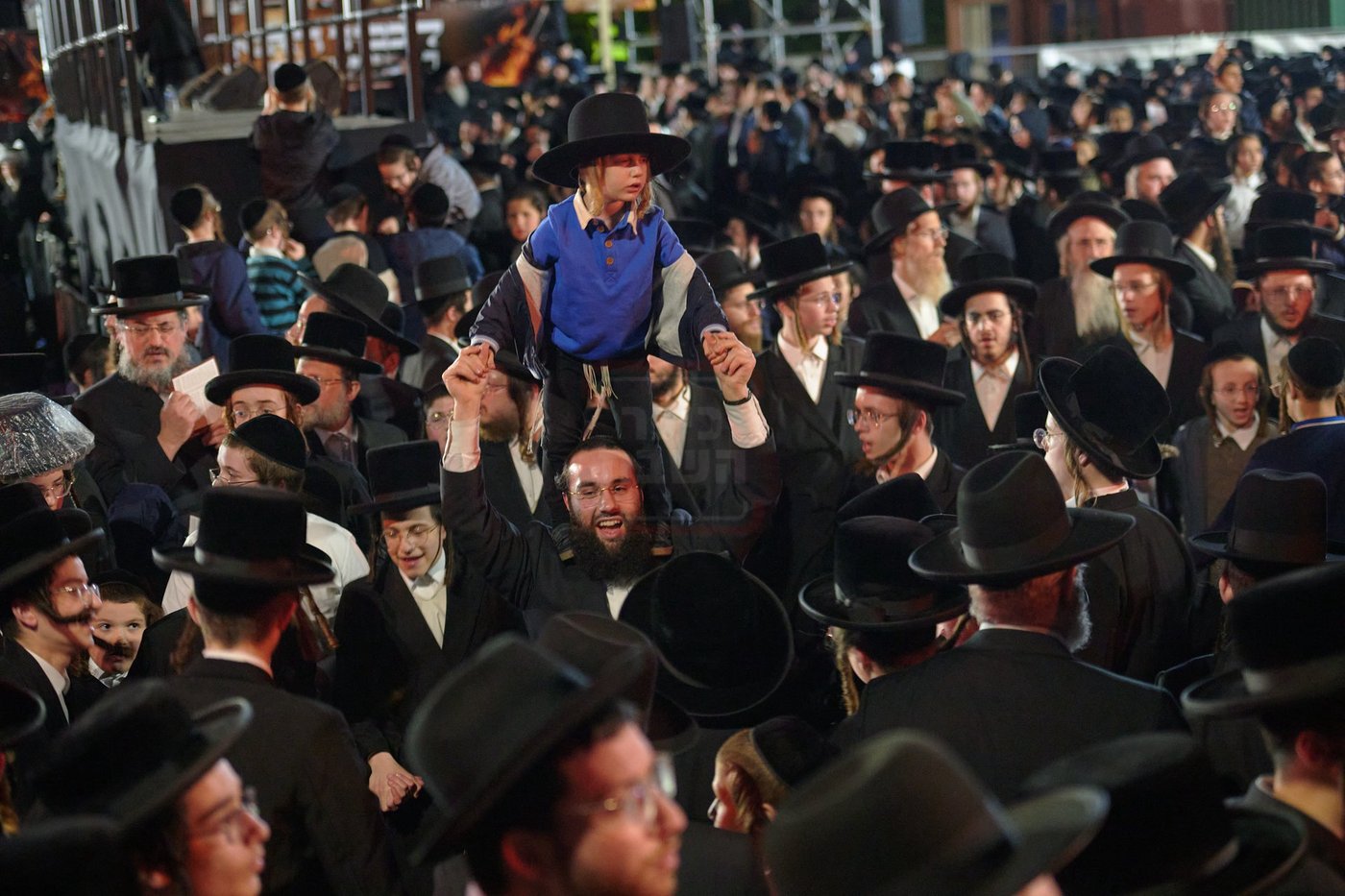 הרה"צ רבי שמעלקא בידרמן בהדלקה הגדולה בלונדון