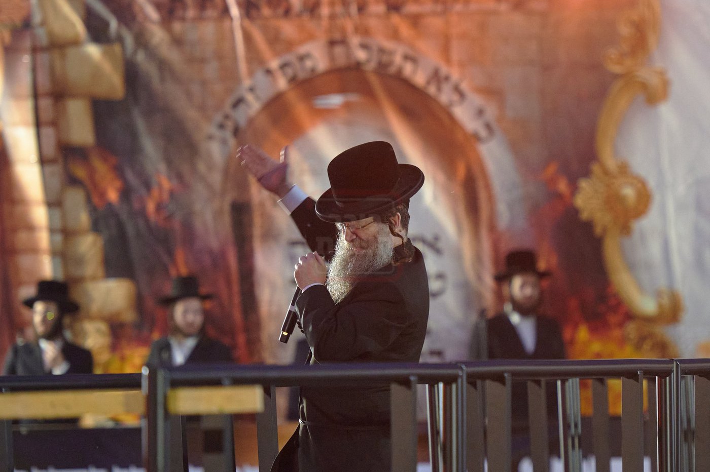 הרה"צ רבי שמעלקא בידרמן בהדלקה הגדולה בלונדון