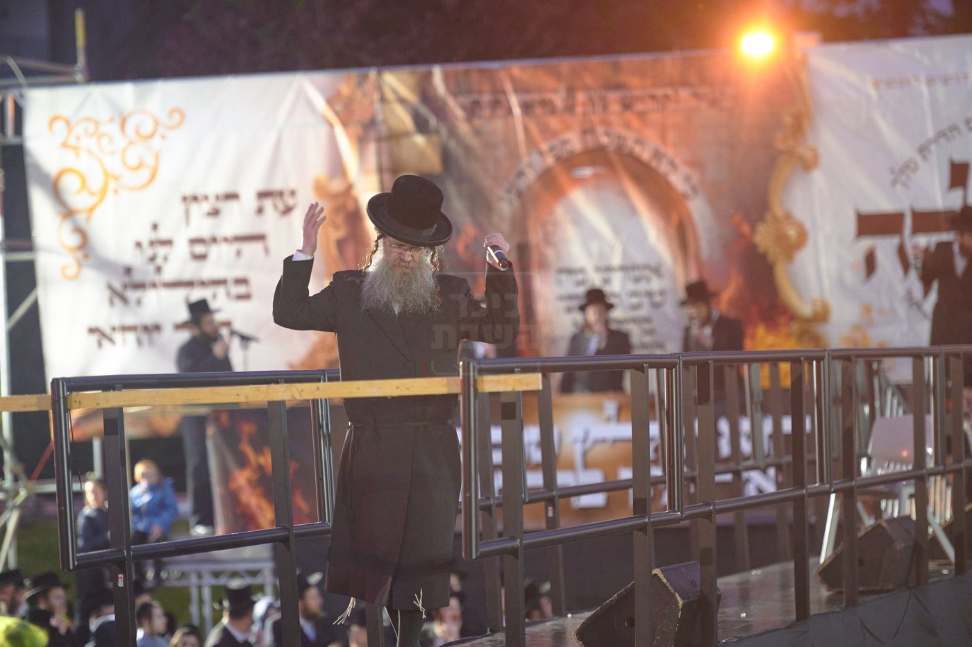 הרה"צ רבי שמעלקא בידרמן בהדלקה הגדולה בלונדון