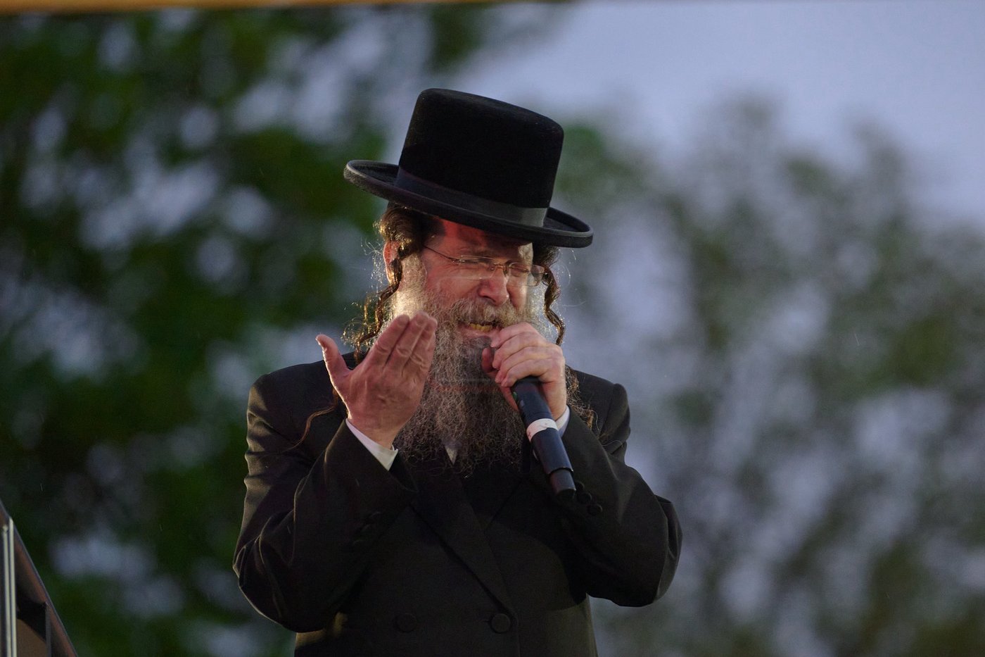 הרה"צ רבי שמעלקא בידרמן בהדלקה הגדולה בלונדון