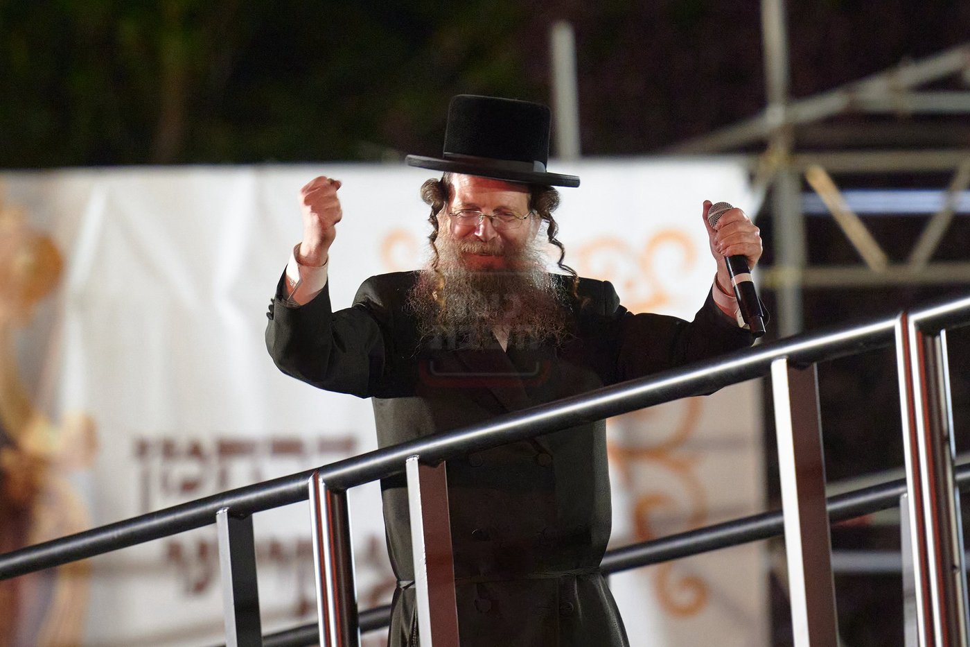 הרה"צ רבי שמעלקא בידרמן בהדלקה הגדולה בלונדון