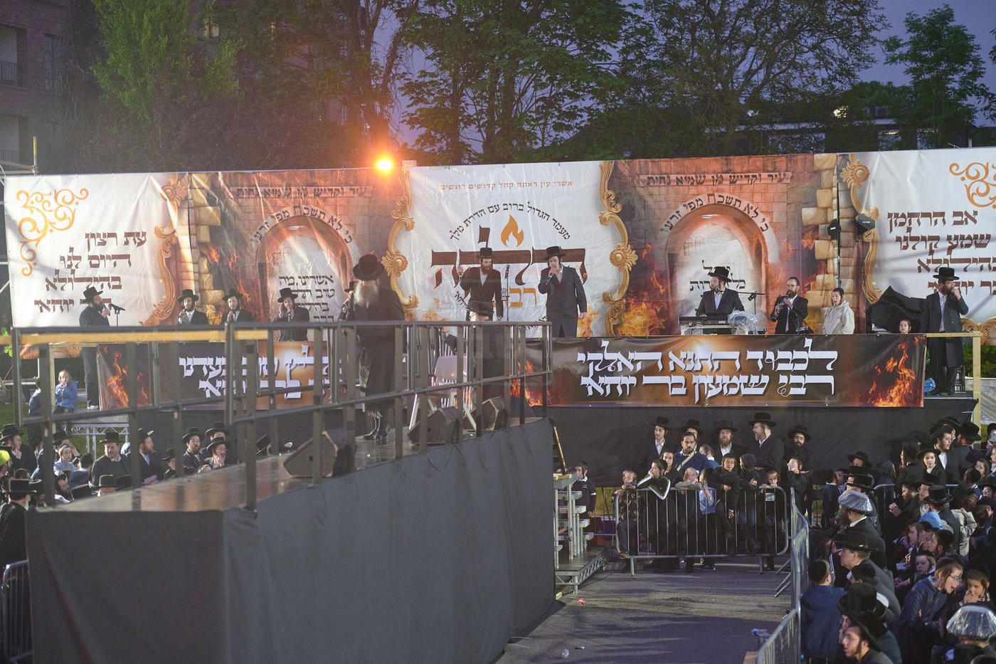 הרה"צ רבי שמעלקא בידרמן בהדלקה הגדולה בלונדון