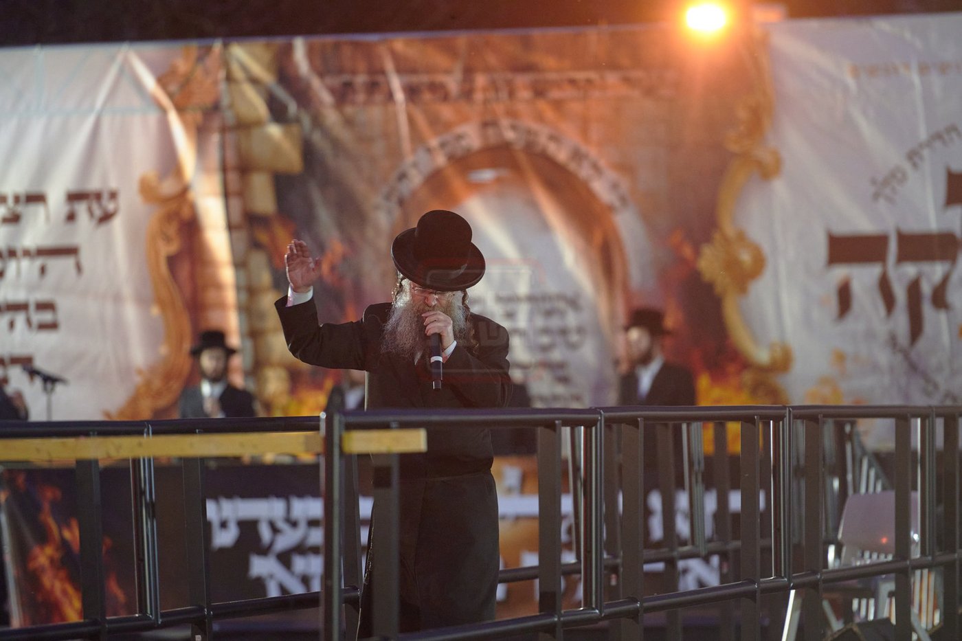 הרה"צ רבי שמעלקא בידרמן בהדלקה הגדולה בלונדון