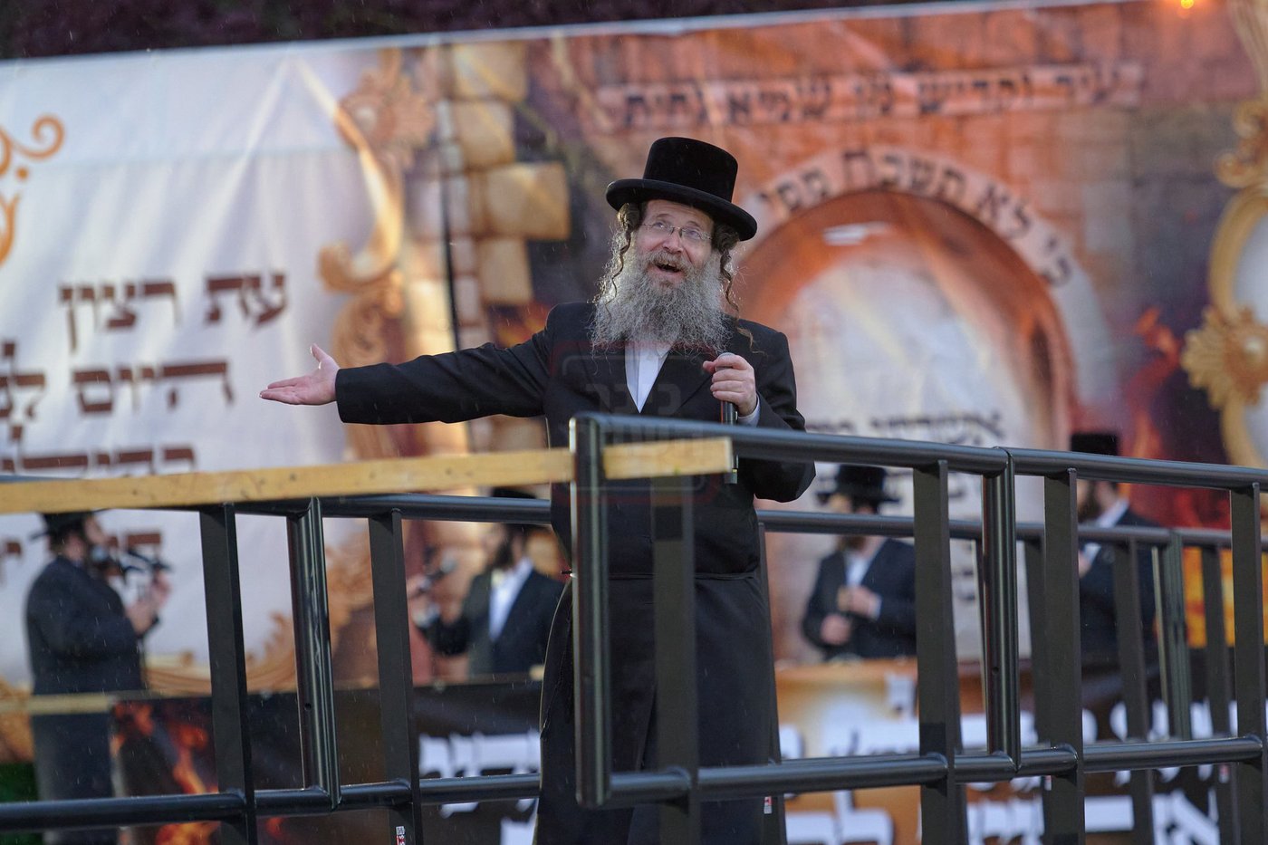 הרה"צ רבי שמעלקא בידרמן בהדלקה הגדולה בלונדון