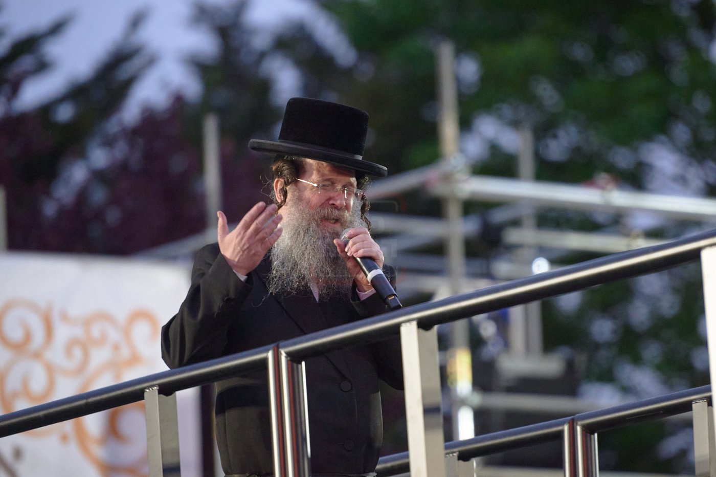 הרה"צ רבי שמעלקא בידרמן בהדלקה הגדולה בלונדון
