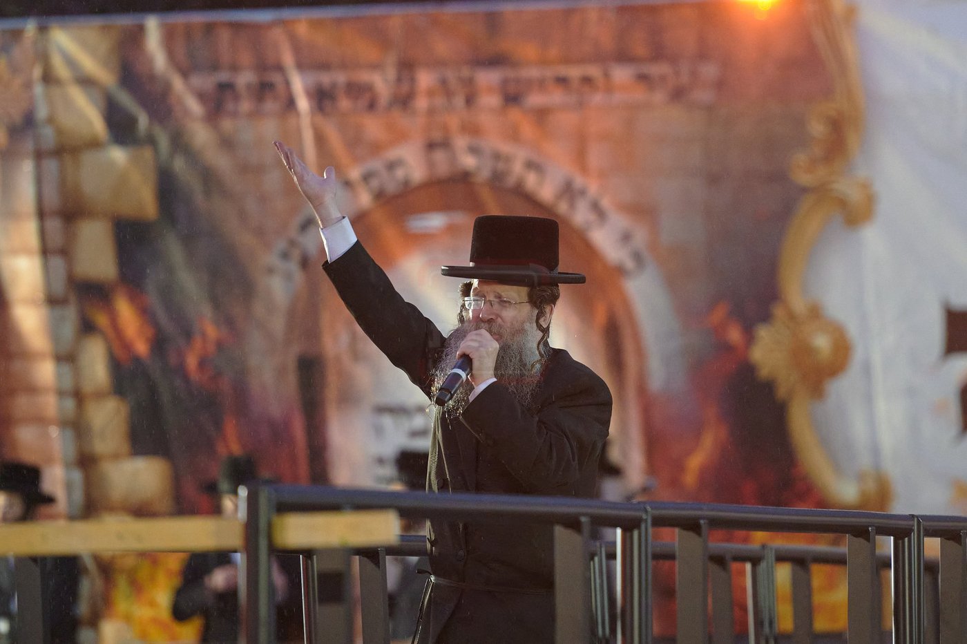 הרה"צ רבי שמעלקא בידרמן בהדלקה הגדולה בלונדון