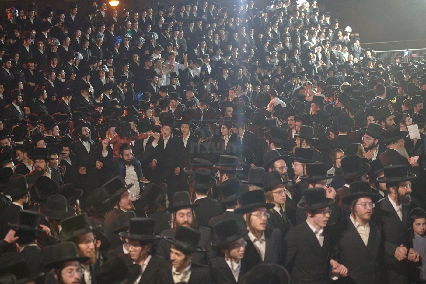 הרה"צ רבי שמעלקא בידרמן בהדלקה הגדולה בלונדון