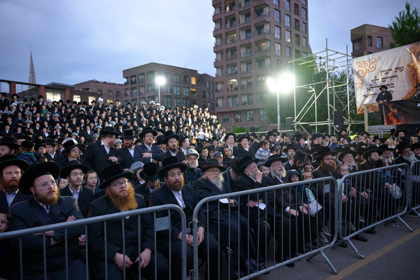 הרה"צ רבי שמעלקא בידרמן בהדלקה הגדולה בלונדון