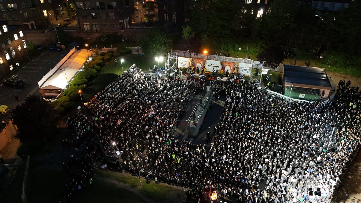 הרה"צ רבי שמעלקא בידרמן בהדלקה הגדולה בלונדון