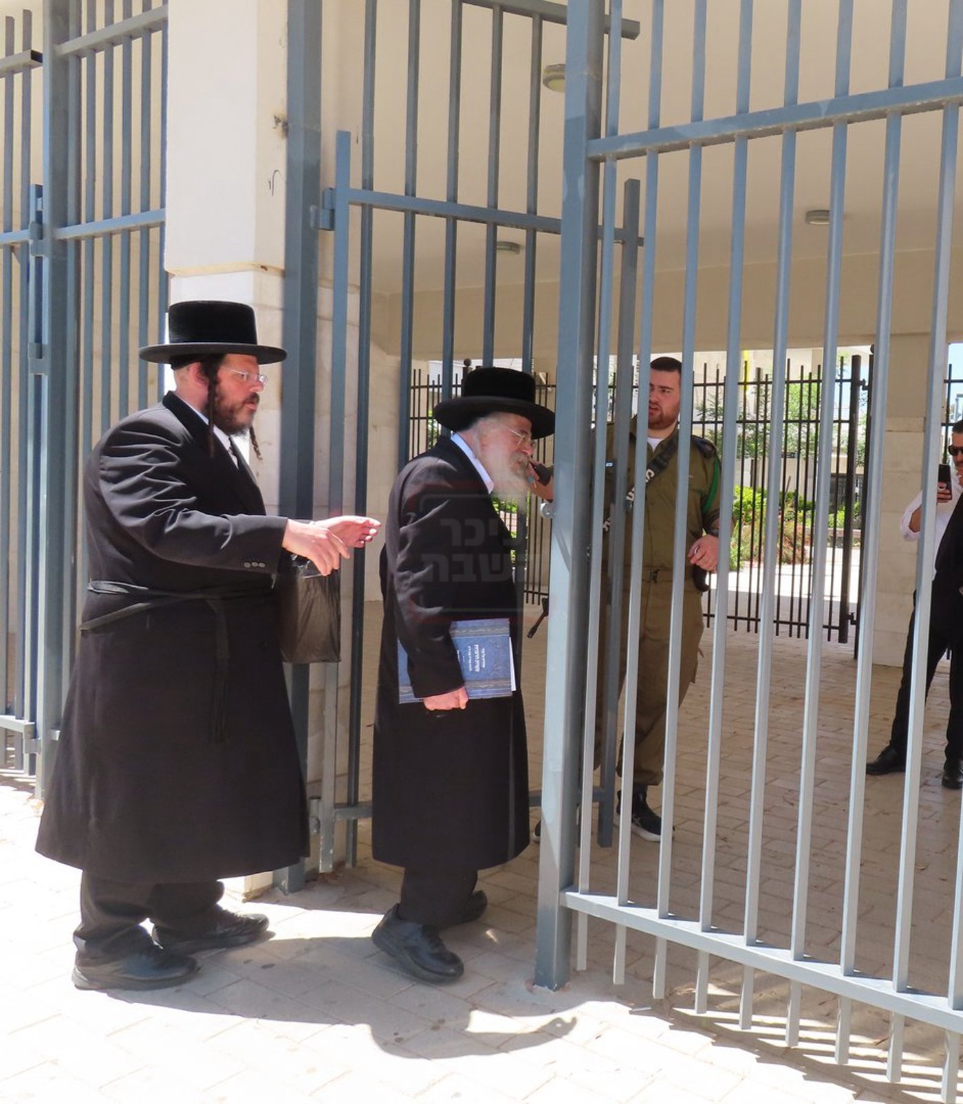 האדמו"ר מחוג חתם סופר בביקור בכלא 10