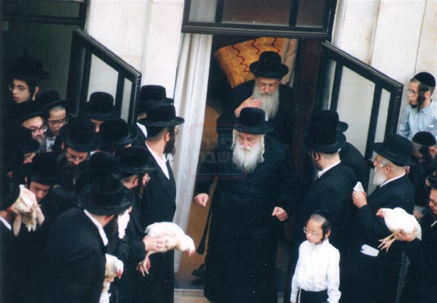 הרה"ח ר' דב דסקל ז"ל בשחיטת הכפרות ערב יום כיפור עם רבו ה'ישועות משה' זי"ע