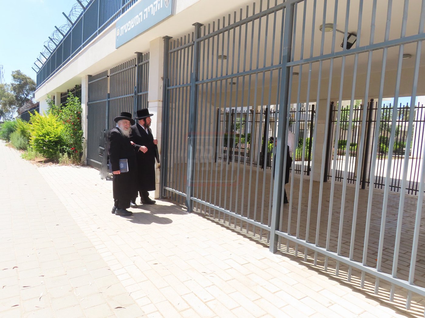 האדמו"ר מחוג חתם סופר בביקור בכלא 10