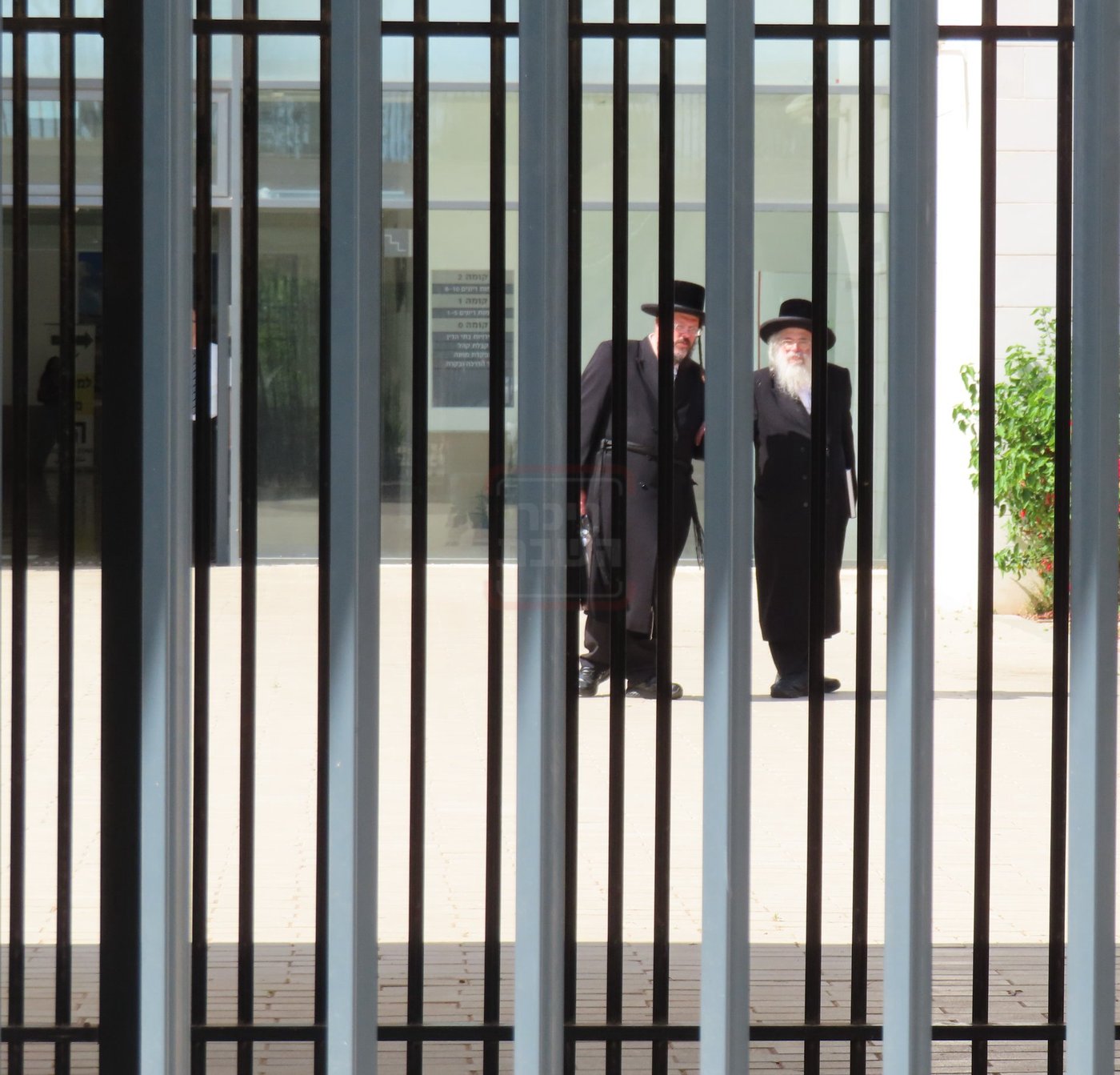 האדמו"ר מחוג חתם סופר בביקור בכלא 10