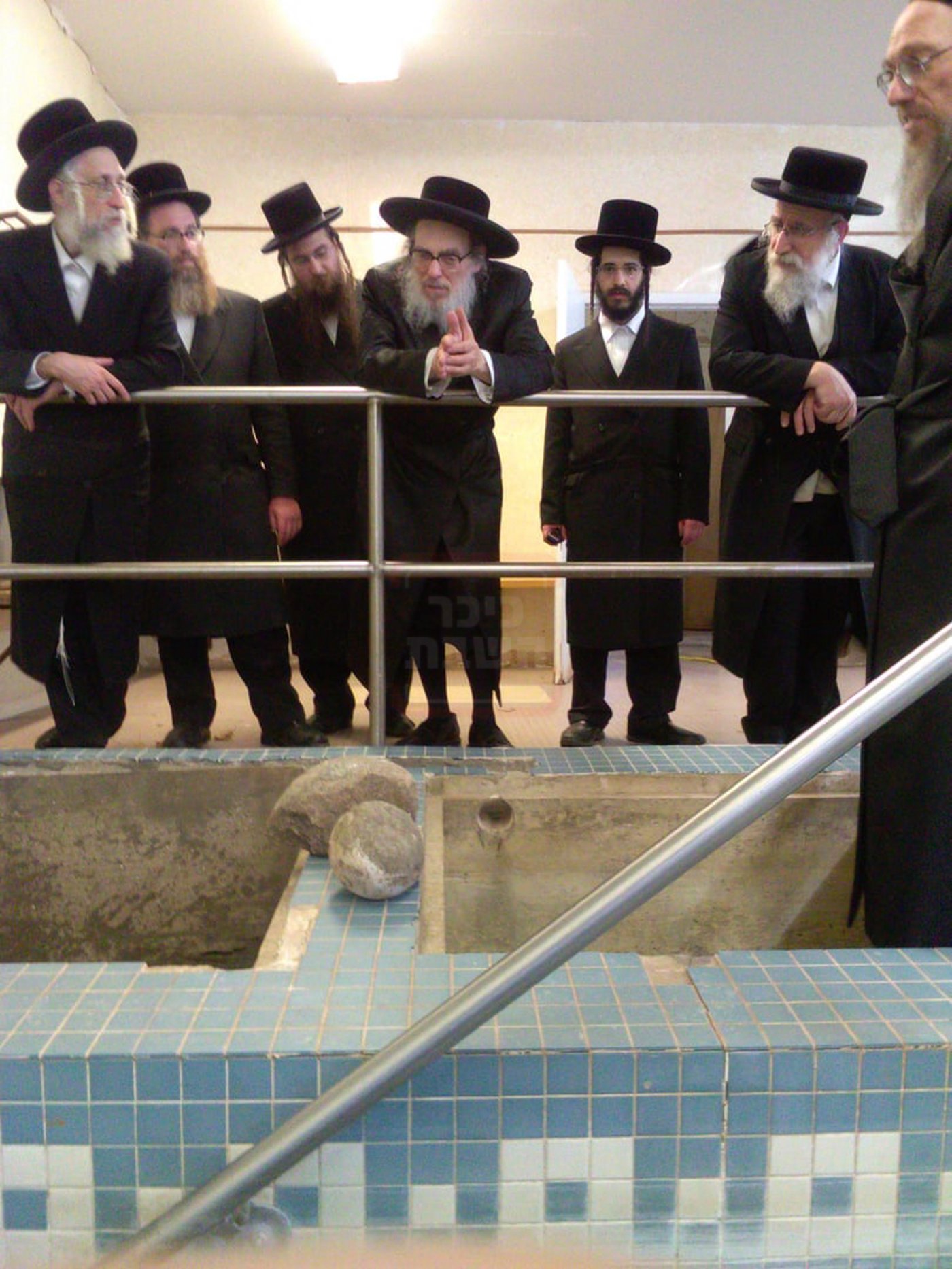 האדמו"ר מפאפא בבדיקת כשרות המקוואות בקאנטרי
