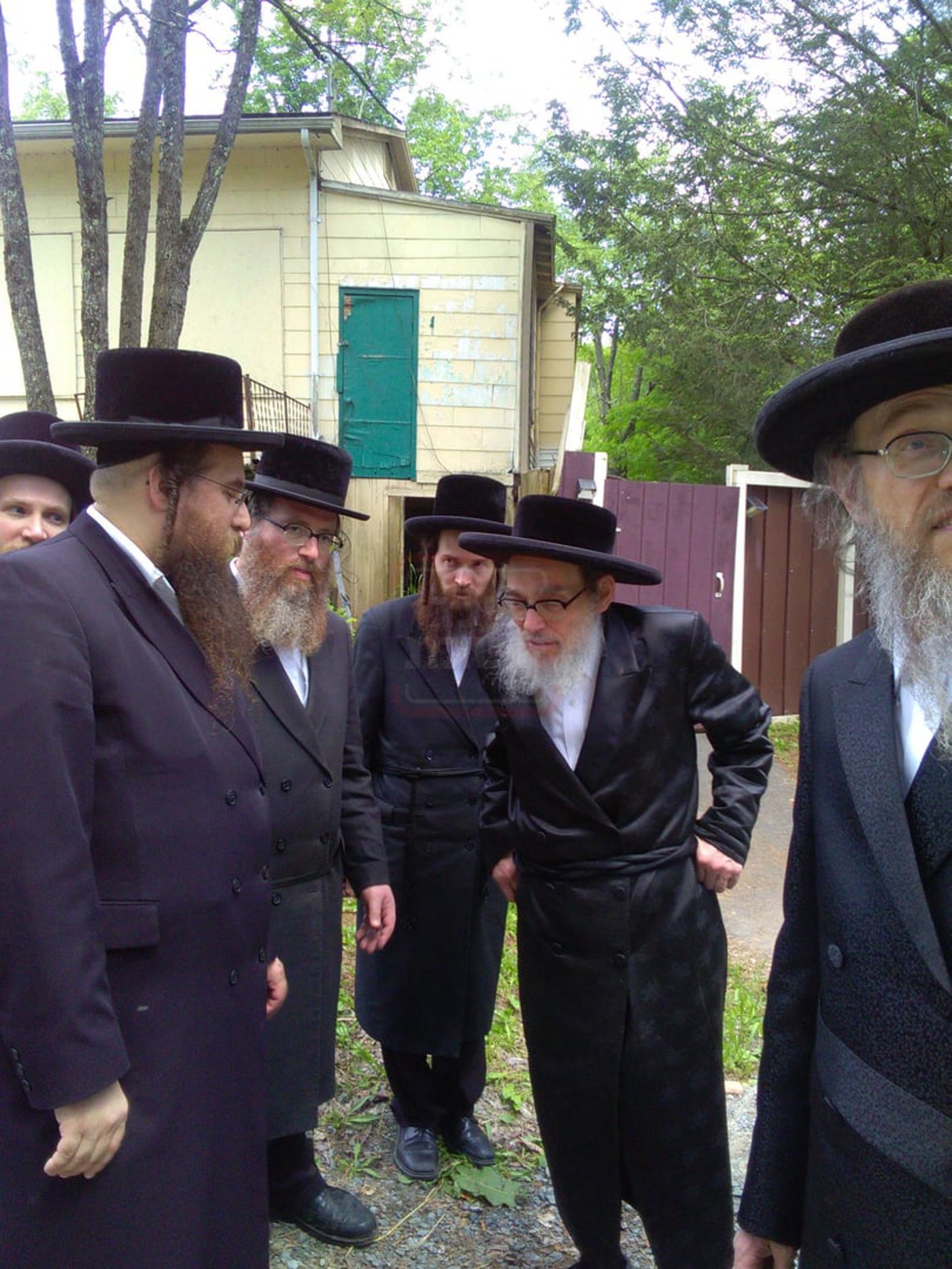 האדמו"ר מפאפא בבדיקת כשרות המקוואות בקאנטרי
