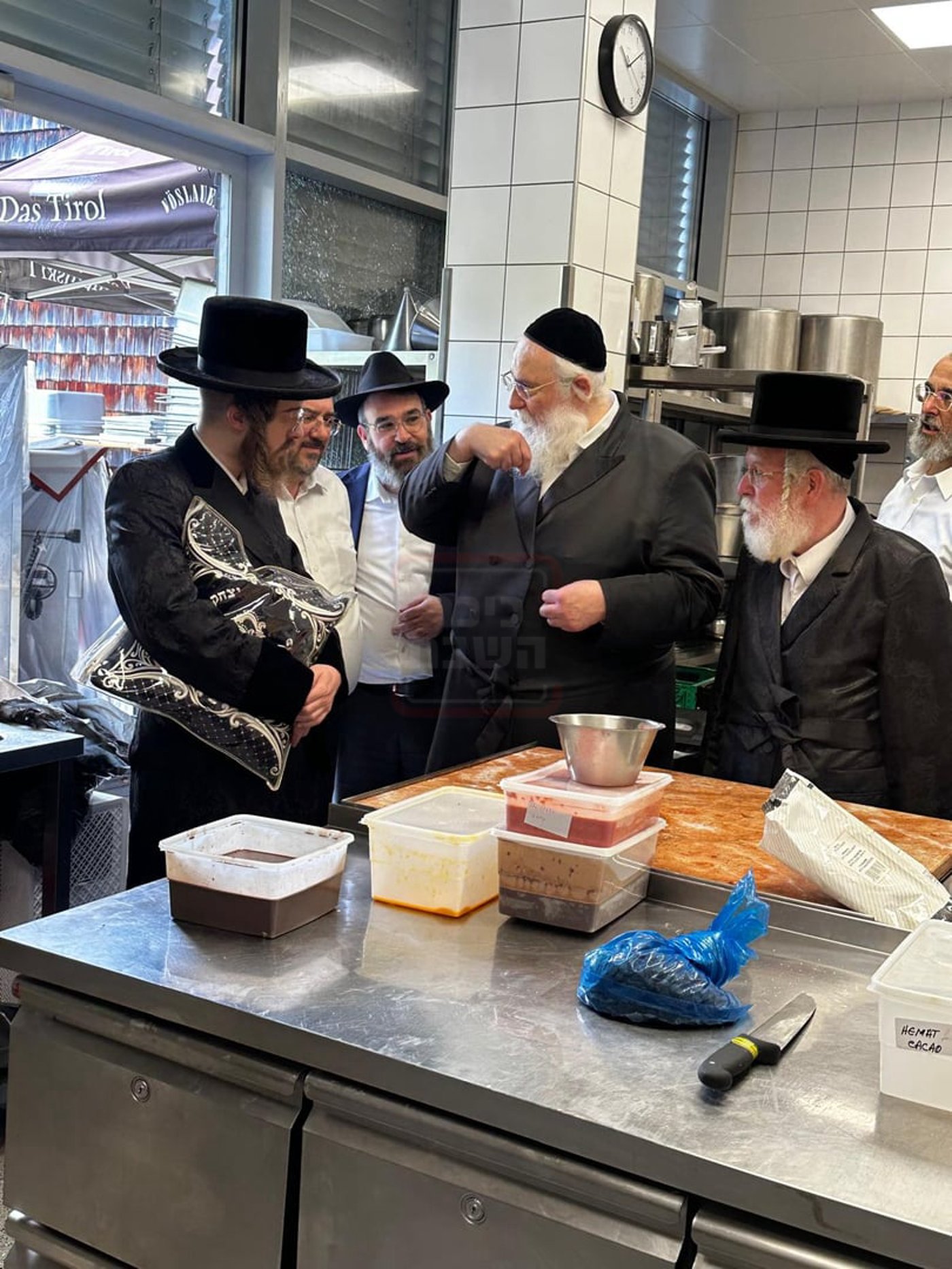 האדמו"ר מסאדיגורה במטבח באוסטריה