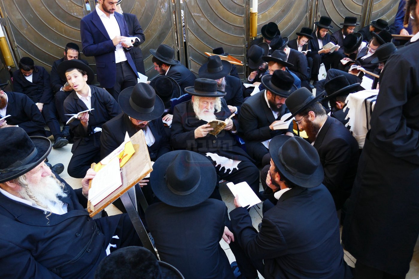 תשעה באב אצל הגה"צ רבי אביש ציינווירט