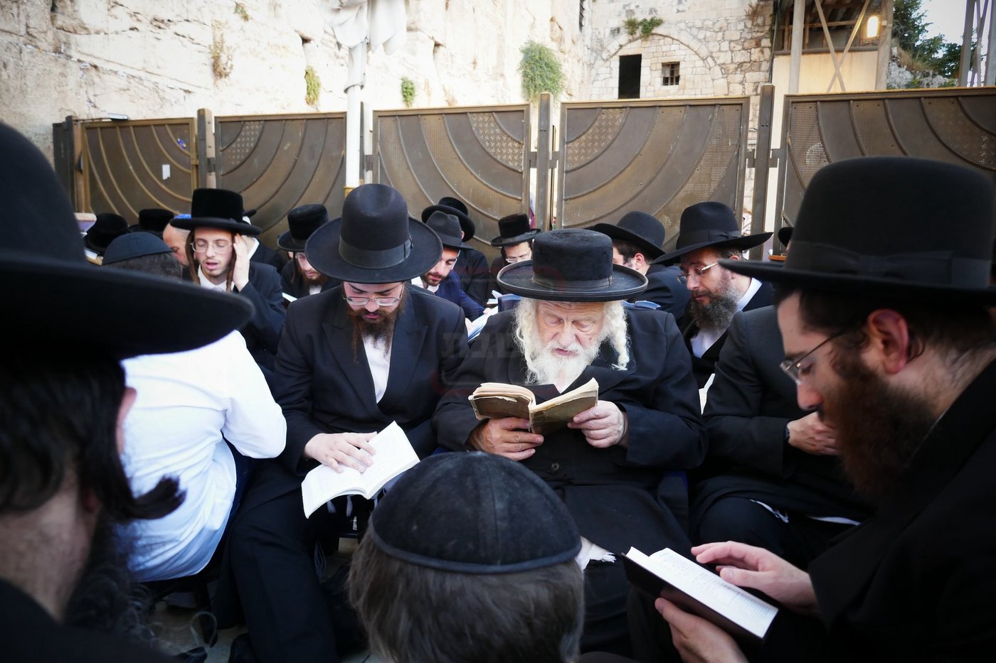 תשעה באב אצל הגה"צ רבי אביש ציינווירט