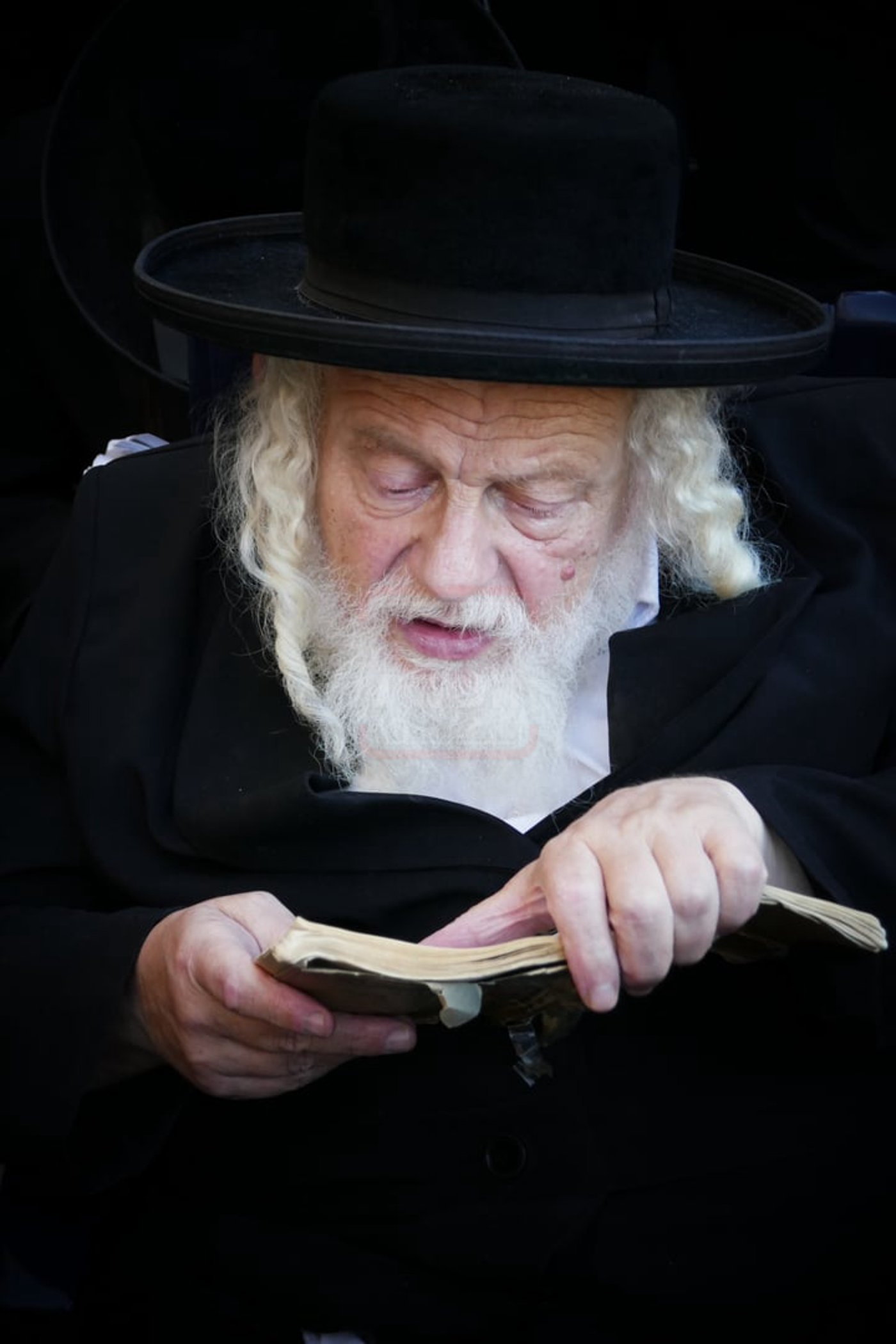 תשעה באב אצל הגה"צ רבי אביש ציינווירט