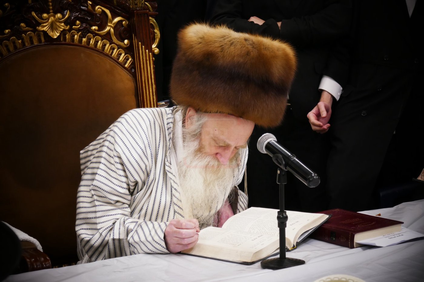 מוצאי תשעה באב אצל האדמו"ר מתורת חכם