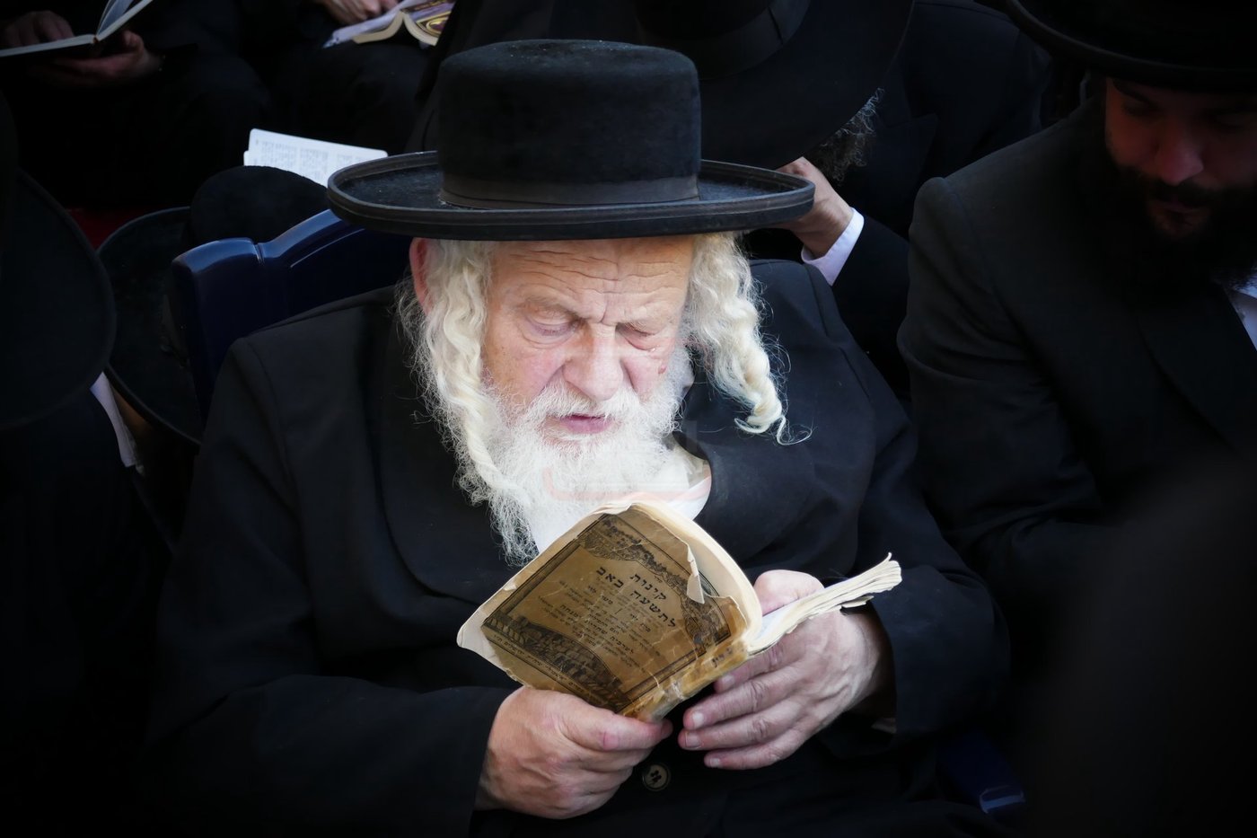 תשעה באב אצל הגה"צ רבי אביש ציינווירט