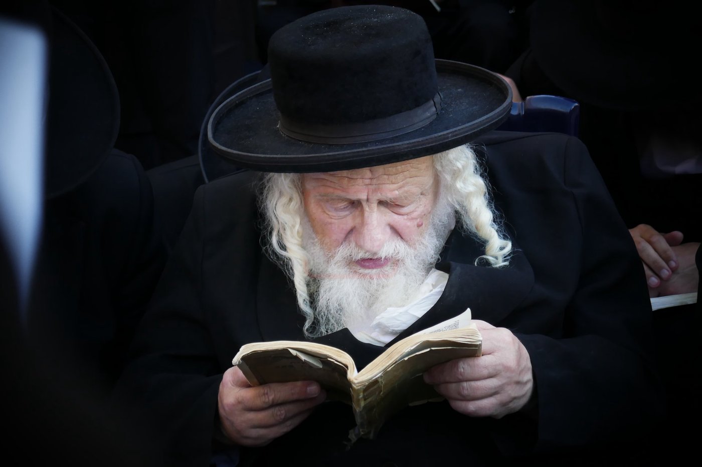 תשעה באב אצל הגה"צ רבי אביש ציינווירט