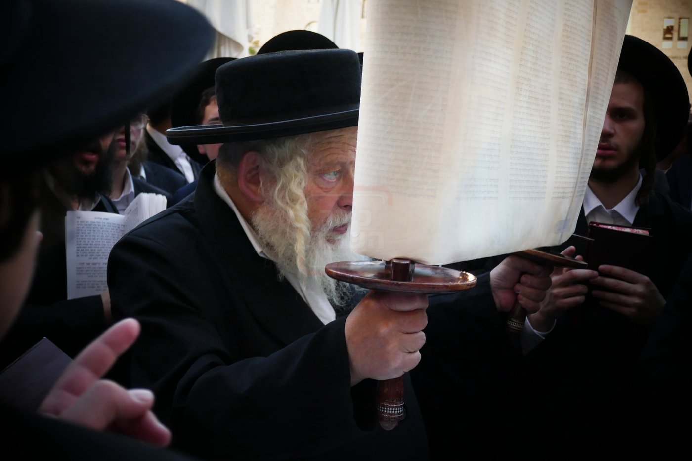 תשעה באב אצל הגה"צ רבי אביש ציינווירט