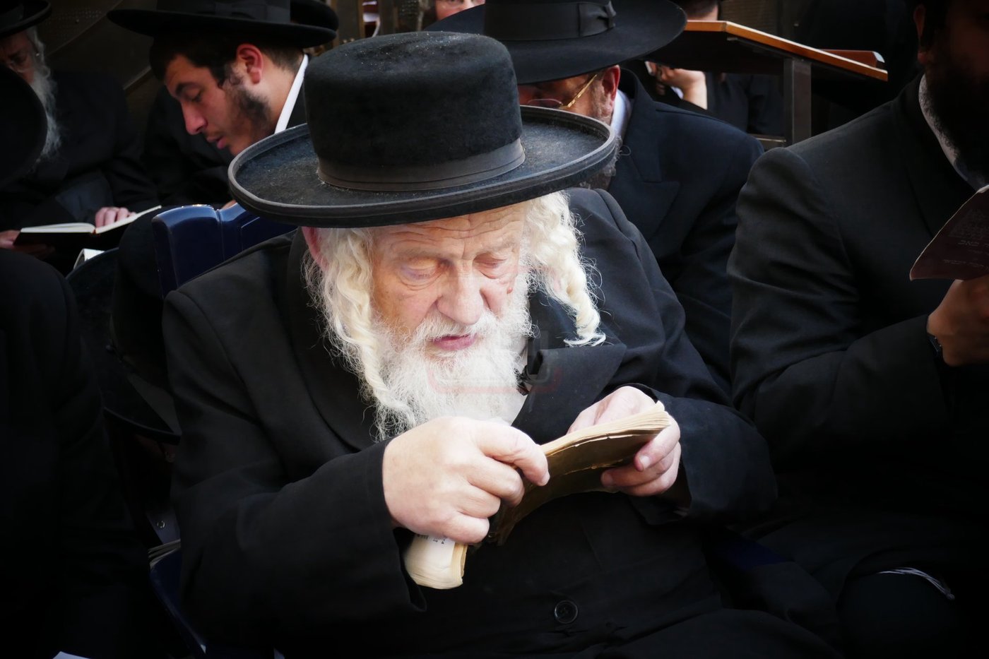 תשעה באב אצל הגה"צ רבי אביש ציינווירט