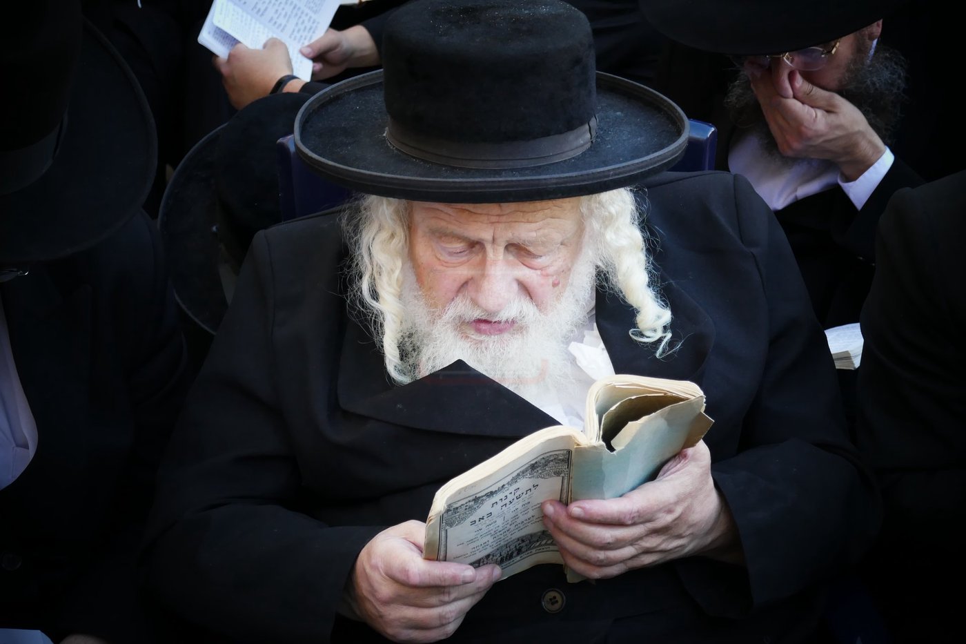 תשעה באב אצל הגה"צ רבי אביש ציינווירט
