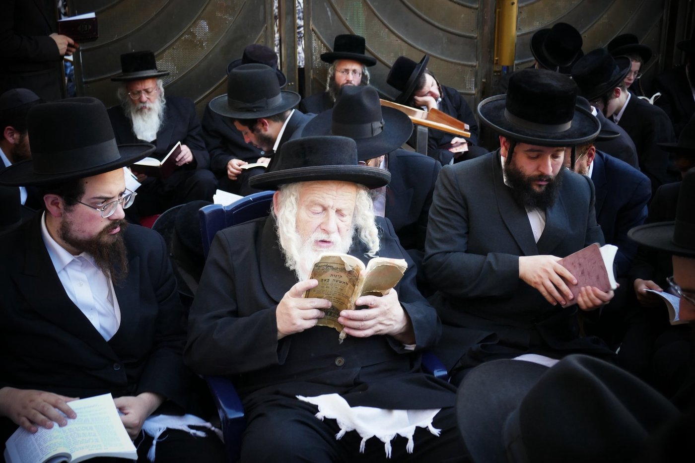 תשעה באב אצל הגה"צ רבי אביש ציינווירט