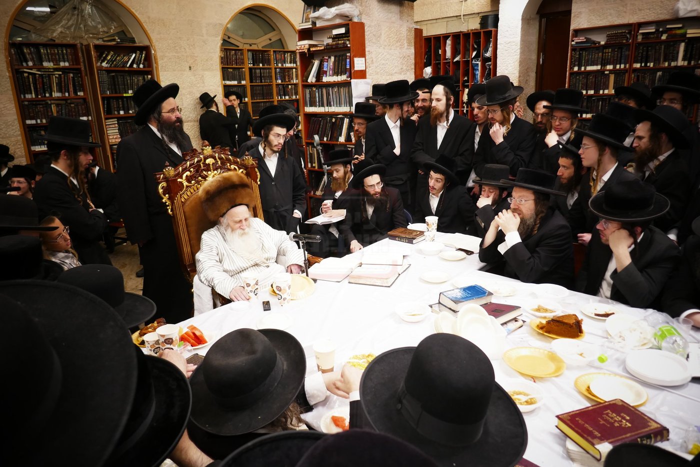 מוצאי תשעה באב אצל האדמו"ר מתורת חכם