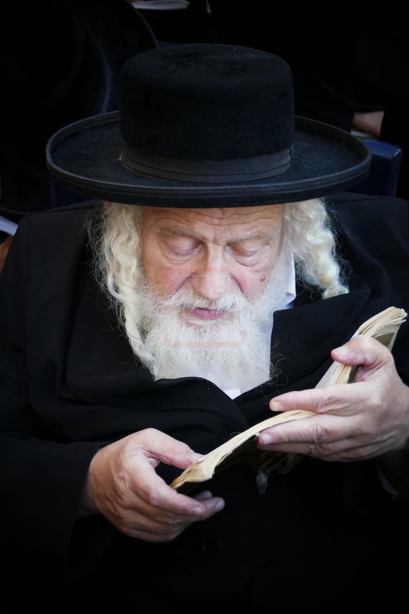 תשעה באב אצל הגה"צ רבי אביש ציינווירט