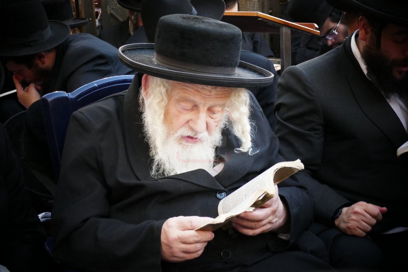 תשעה באב אצל הגה"צ רבי אביש ציינווירט
