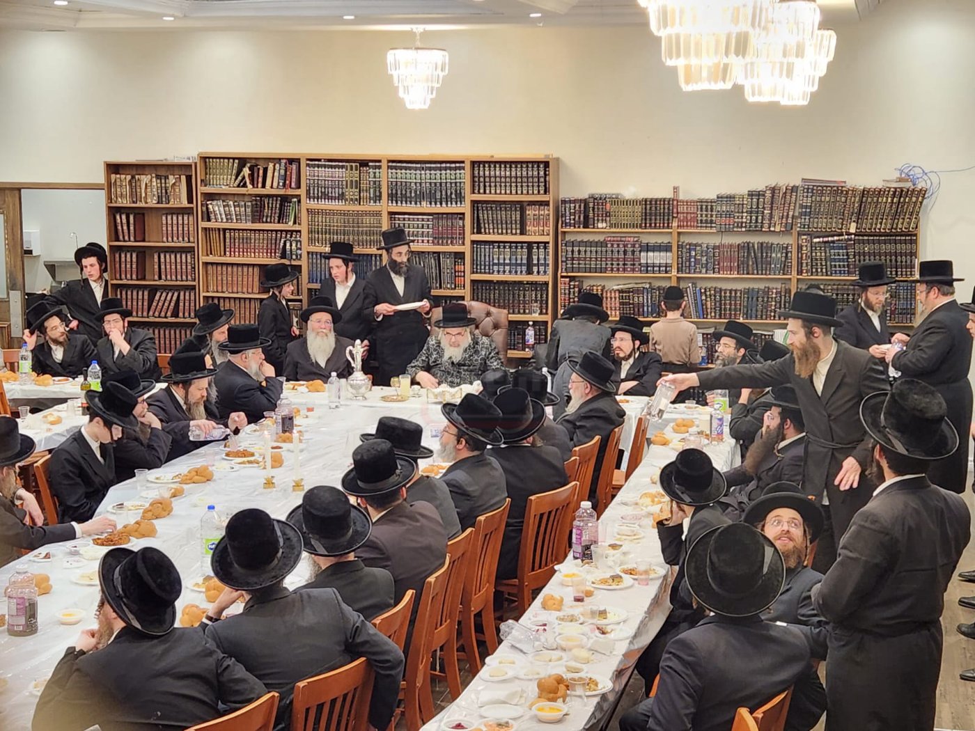 האדמו''ר מויז'ניץ מונטריאל בסיום במוצאי ט' באב בקאט סנט לוק